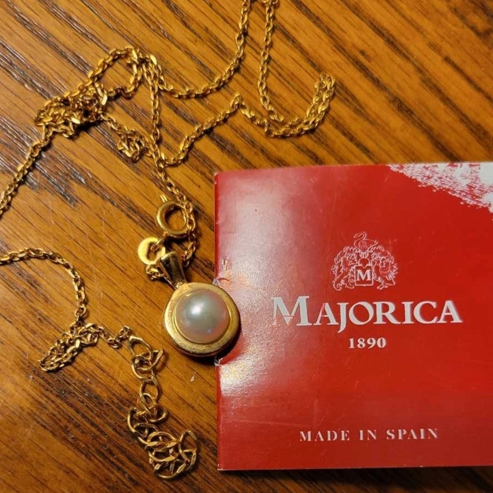 Gold Pearl Pendant Necklace